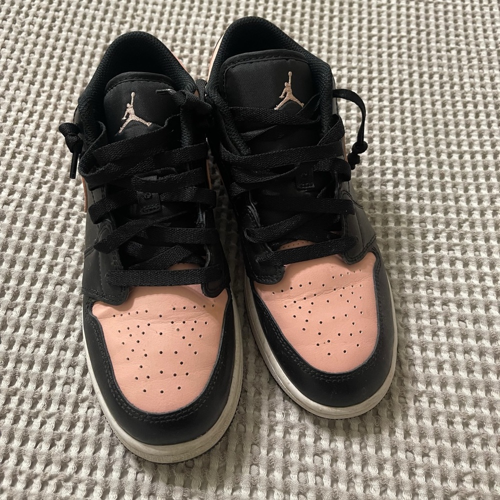 Retro Pink low air Jordan 1s, 5 youth but fits in size 6 women’s.